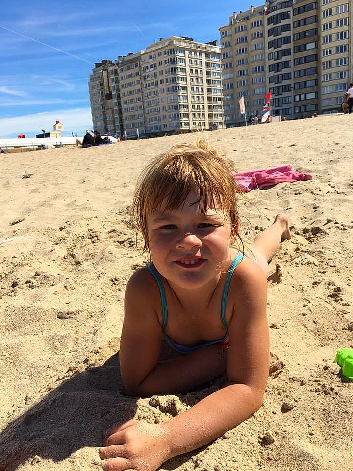 Adriana a rejoint le concours — aidez-le/la à gagner de superbes lots ! beach, body_of_water, child, fun, girl, joy, leisure, material, ocean, person, sand, sea, smile, summer, sun_tanning, tourism, vacation