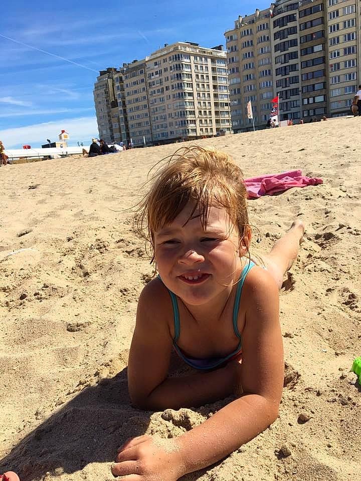 Adriana a rejoint le concours — aidez-le/la à gagner de superbes lots ! beach, body_of_water, child, fun, girl, joy, person, sand, sea, smile, summer, sun_tanning, sunglasses, tourism, vacation