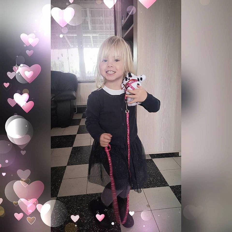 Ciara a rejoint le concours — aidez-le/la à gagner de superbes lots ! child, clothing, day, design, fun, girl, joy, outerwear, pattern, person, pink, product, shoulder, snapshot, square, toddler