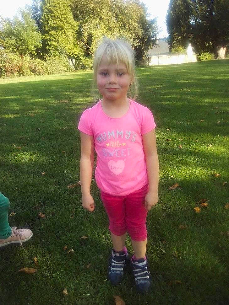 Ciara participe au concours pour gagner de l'argent avec cette photo : blond, child, clothing, day, fun, girl, grass, hair, human_hair_color, joy, lawn, meadow, person, pink, plant, play, smile, standing, summer, toddler