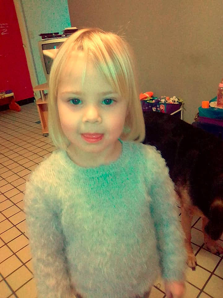 Ciara participe au concours pour gagner de l'argent avec cette photo : blond, cheek, child, cool, day, eye, face, forehead, girl, hair, hairstyle, head, human_hair_color, nose, organ, person, product, skin, smile, textile