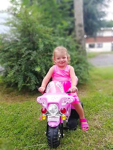 Maelia participe au concours pour gagner de l'argent avec cette photo : bicycle_accessory, car, child, fun, girl, grass, joy, lawn, person, pink, plant, play, toddler, tree, vehicle