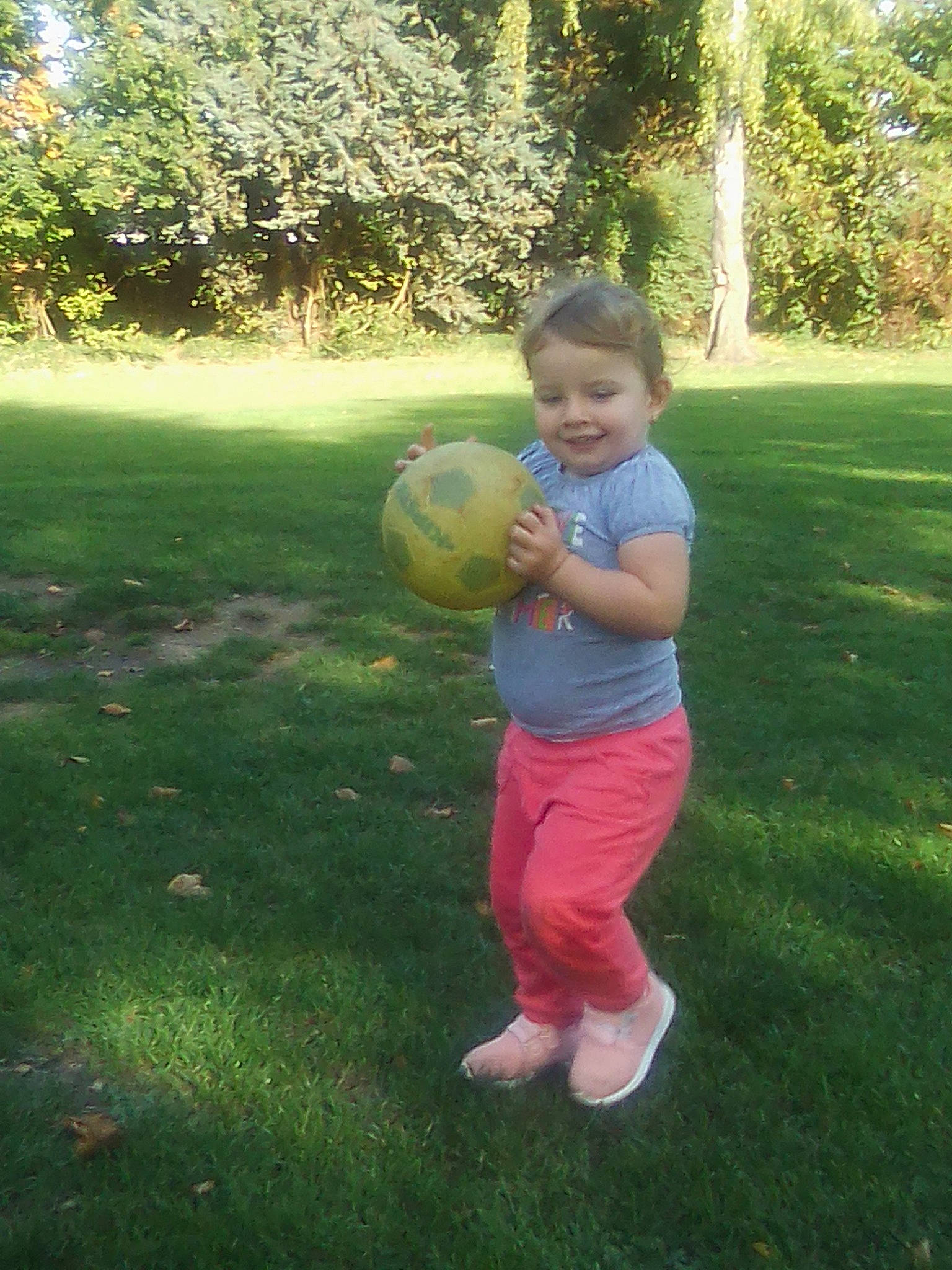 Maelia a rejoint le concours — aidez-le/la à gagner de superbes lots ! backyard, ball, child, day, fun, garden, grass, green, joy, lawn, leisure, person, plant, play, recreation, standing, summer, toddler, tree, vacation