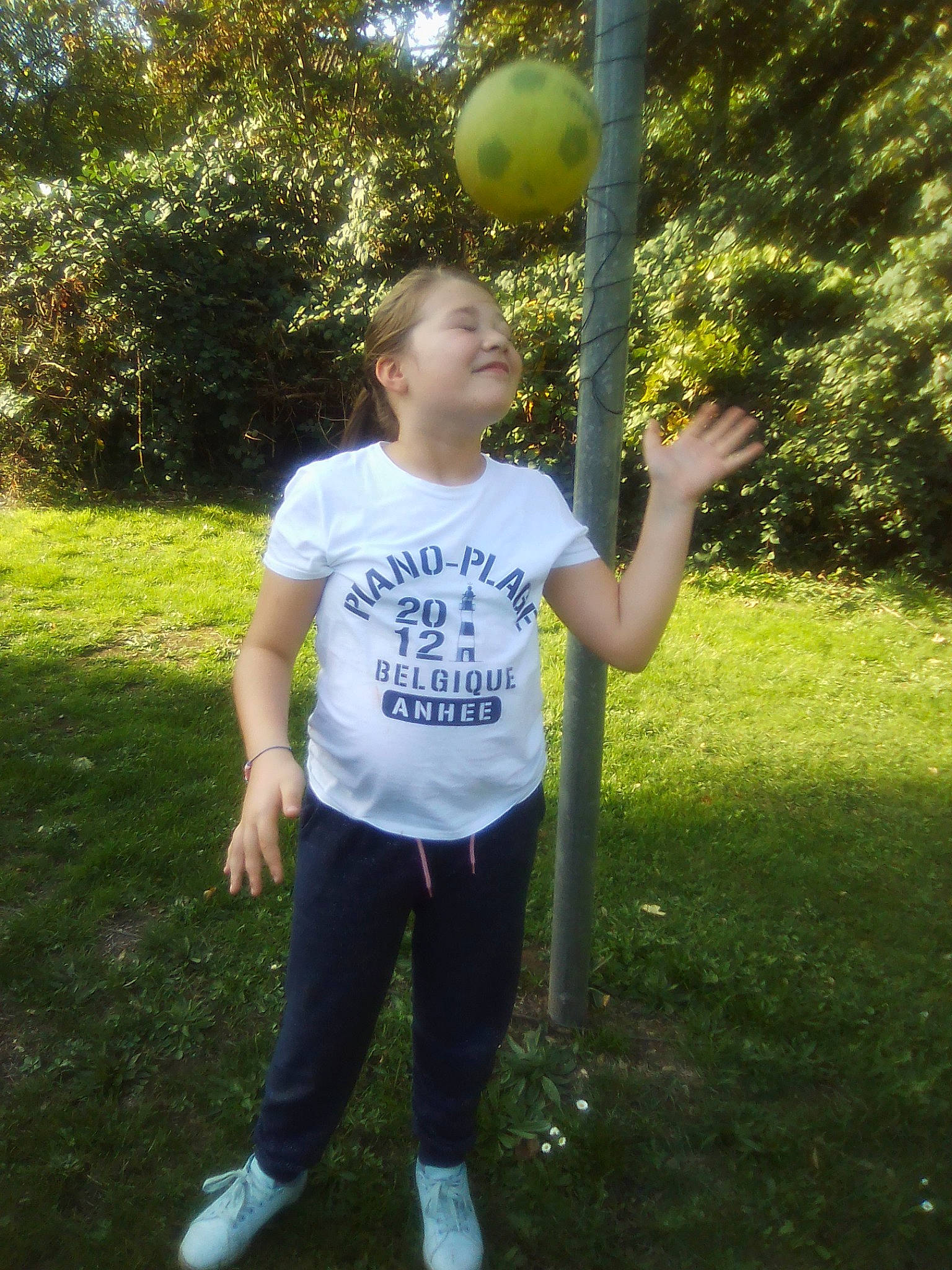 Fiona participe au concours pour gagner de l'argent avec cette photo : arm, child, clothing, day, fun, girl, grass, green, happiness, jeans, lawn, male, person, plant, play, recreation, standing, summer, tree, vacation