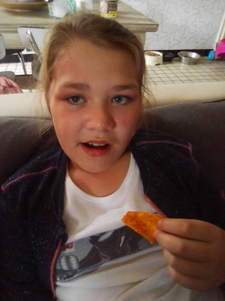 Fiona participe au concours pour gagner de l'argent avec cette photo : cheek, child, chin, ear, eyebrow, face, finger, forehead, girl, hair, hairstyle, head, human_hair_color, mouth, nose, person, product, skin, smile, toddler