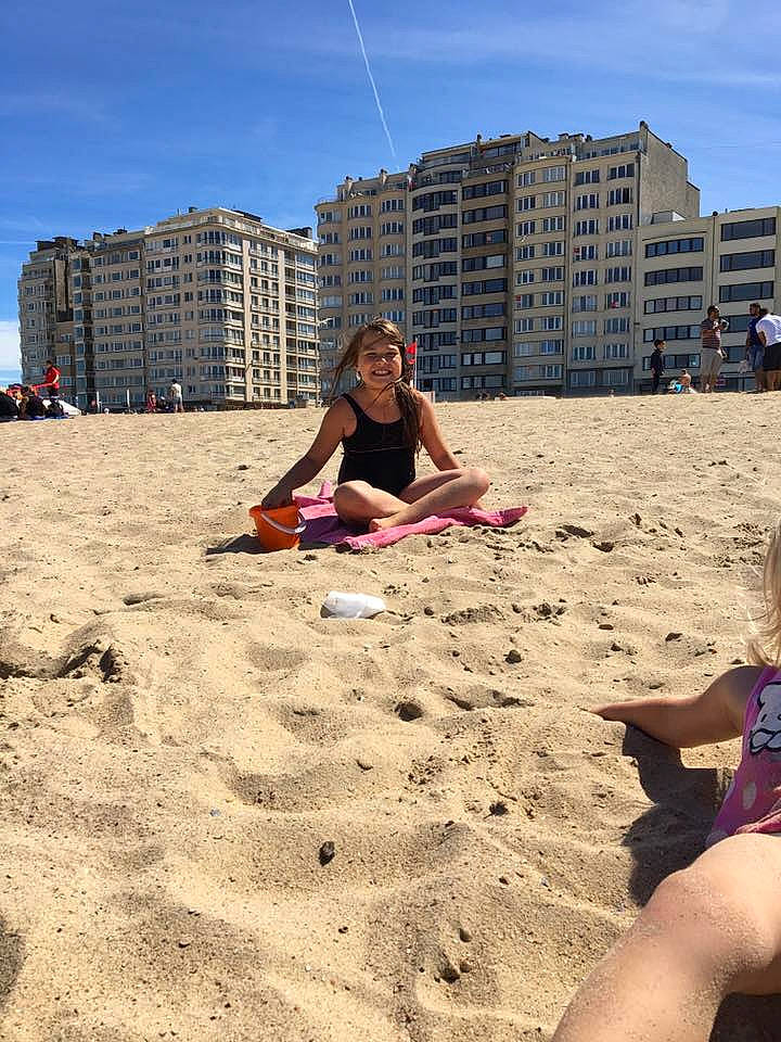 Fiona a rejoint le concours — aidez-le/la à gagner de superbes lots ! beach, body_of_water, coast, fun, girl, joy, leisure, material, person, recreation, sand, sea, sky, summer, sun_tanning, tourism, vacation