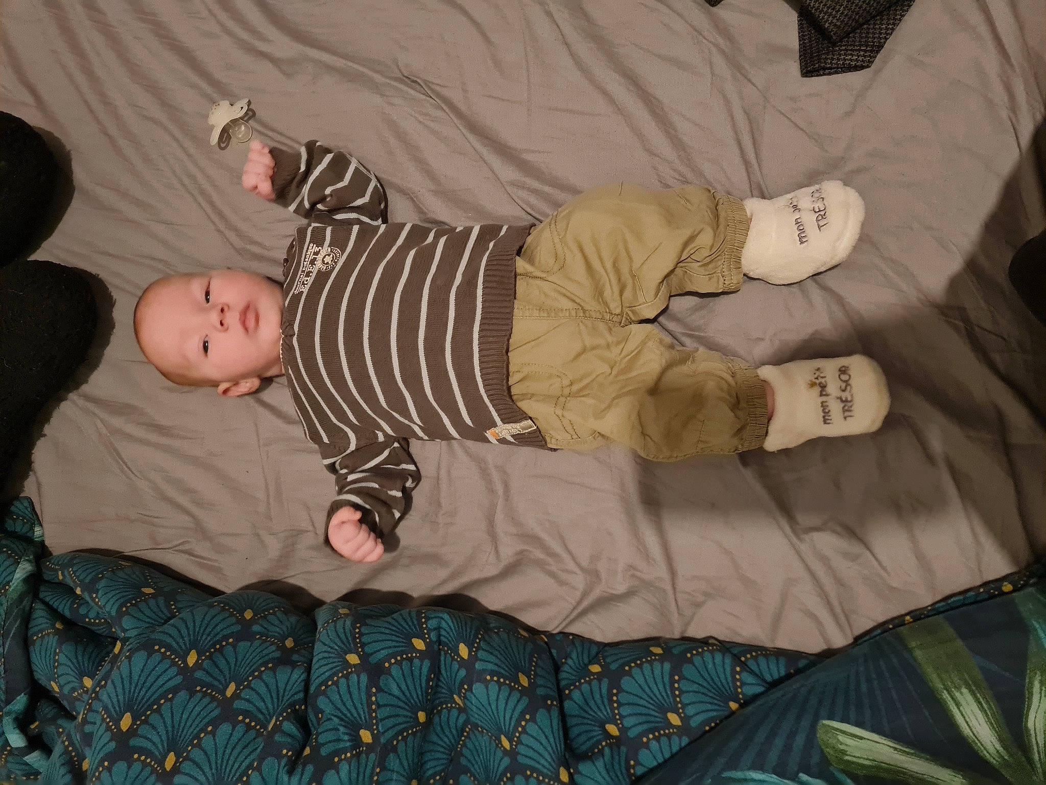 Yael a rejoint le concours — aidez-le/la à gagner de superbes lots ! baby, baby_products, baby_toddler_clothing, bed, bedding, bedtime, child, comfort, fun, linens, nap, pattern, person, room, sleep, sleeve, t_shirt, textile, toddler, tree