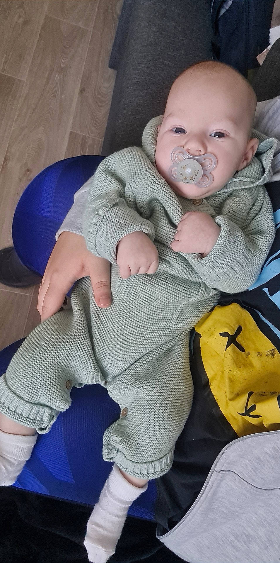 Yael participe au concours pour gagner de l'argent avec cette photo : baby, baby_products, baby_toddler_clothing, cheek, child, comfort, electric_blue, face, gesture, head, human_leg, lap, leg, mouth, person, sitting, skin, sleeve, sock, thigh
