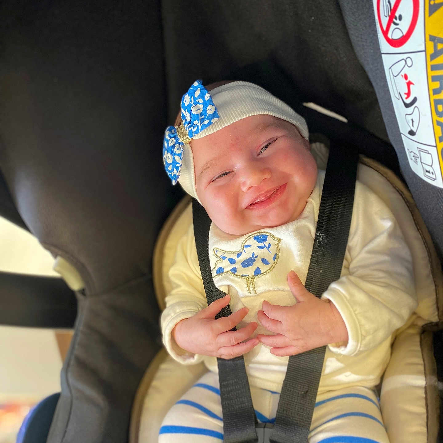 Lilyana participe au concours pour gagner de l'argent avec cette photo : baby, babywear, blue_bow, car_seat, child, clothing, comfort, cute, fabric, happy, headband, indoor, infant, pattern, person, portrait, safety_buckle, seat, smile, straps