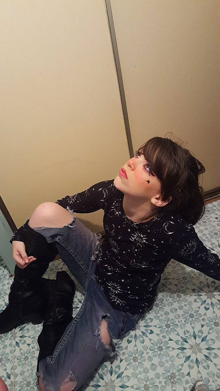 Annika is registered to the contest to win money with this photo: barefoot, black_hair, child, elbow, event, flash_photography, flooring, fun, gesture, happy, human_leg, knee, leg, pattern, person, sitting, sleeve, smile, thigh, toddler