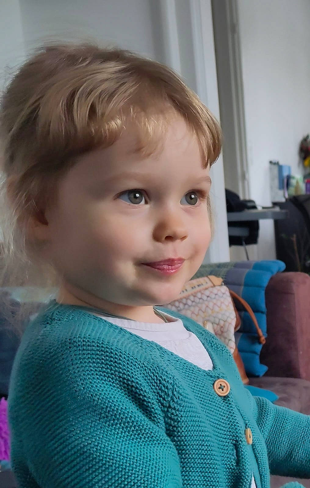 Clémence a rejoint le concours — aidez-le/la à gagner de superbes lots ! baby_toddler_clothing, bangs, blond, brown_hair, cheek, child, chin, curtain, electric_blue, eyelash, happy, iris, lip, nose, pattern, person, sitting, skin, sleeve, smile