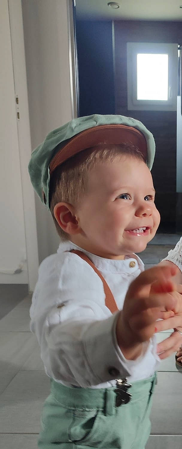 Elyo participe au concours pour gagner de l'argent avec cette photo : baby, baby_toddler_clothing, baseball_cap, cap, cheek, child, chin, fashion_accessory, finger, fun, gesture, happy, joy, laugh, lip, nail, person, sleeve, smile, t_shirt