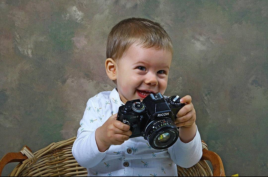 Elyo a rejoint le concours — aidez-le/la à gagner de superbes lots ! camera, camera_lens, cameras_optics, child, digital_camera, finger, flash_photography, fun, hand, happy, mirrorless_interchangeable_lens_camera, person, photographer, point_and_shoot_camera, reflex_camera, single_lens_reflex_camera, sleeve, smile, t_shirt, toddler