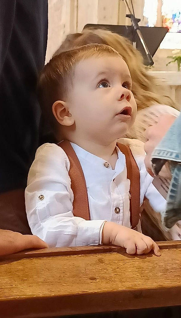 Elyo participe au concours pour gagner de l'argent avec cette photo : baby, baby_toddler_clothing, chair, cheek, child, event, flooring, formal_wear, fun, grass, hairstyle, happy, hardwood, person, recreation, sitting, skin, sleeve, table, toddler