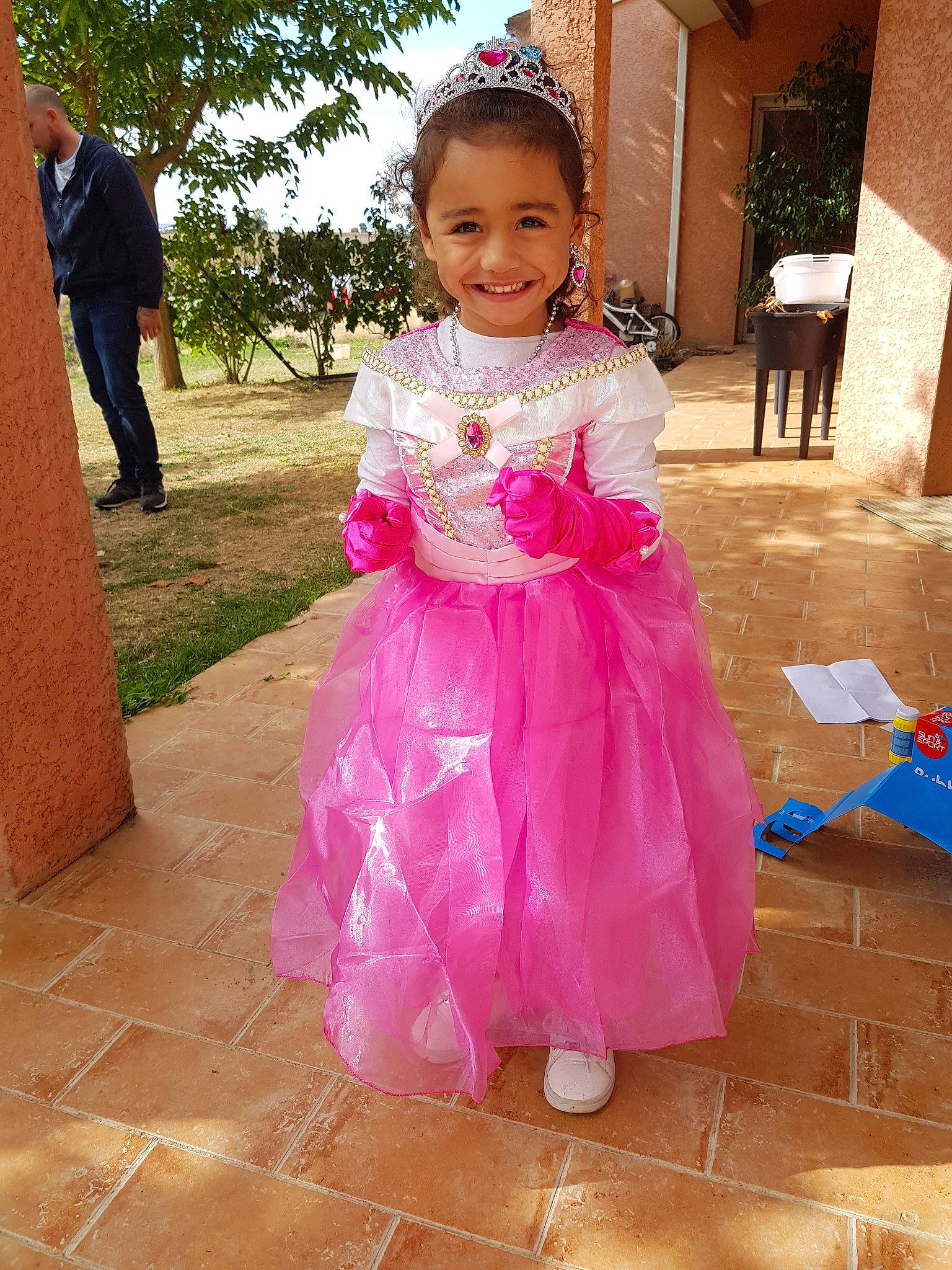 Olivia a rejoint le concours — aidez-le/la à gagner de superbes lots ! baby_toddler_clothing, child, clothing, day_dress, dress, embellishment, event, flooring, formal_wear, fun, happy, joy, magenta, person, pink, plant, purple, sky, sleeve, smile