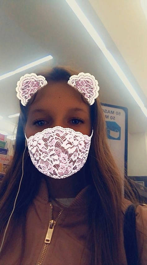 Loanna participe au concours pour gagner de l'argent avec cette photo : bandana, beanie, bonnet, cap, ear, face, fashion_accessory, hair_accessory, head, headgear, headpiece, helmet, jaw, mask, medical_equipment, neck, nose, person, personal_protective_equipment, selfie