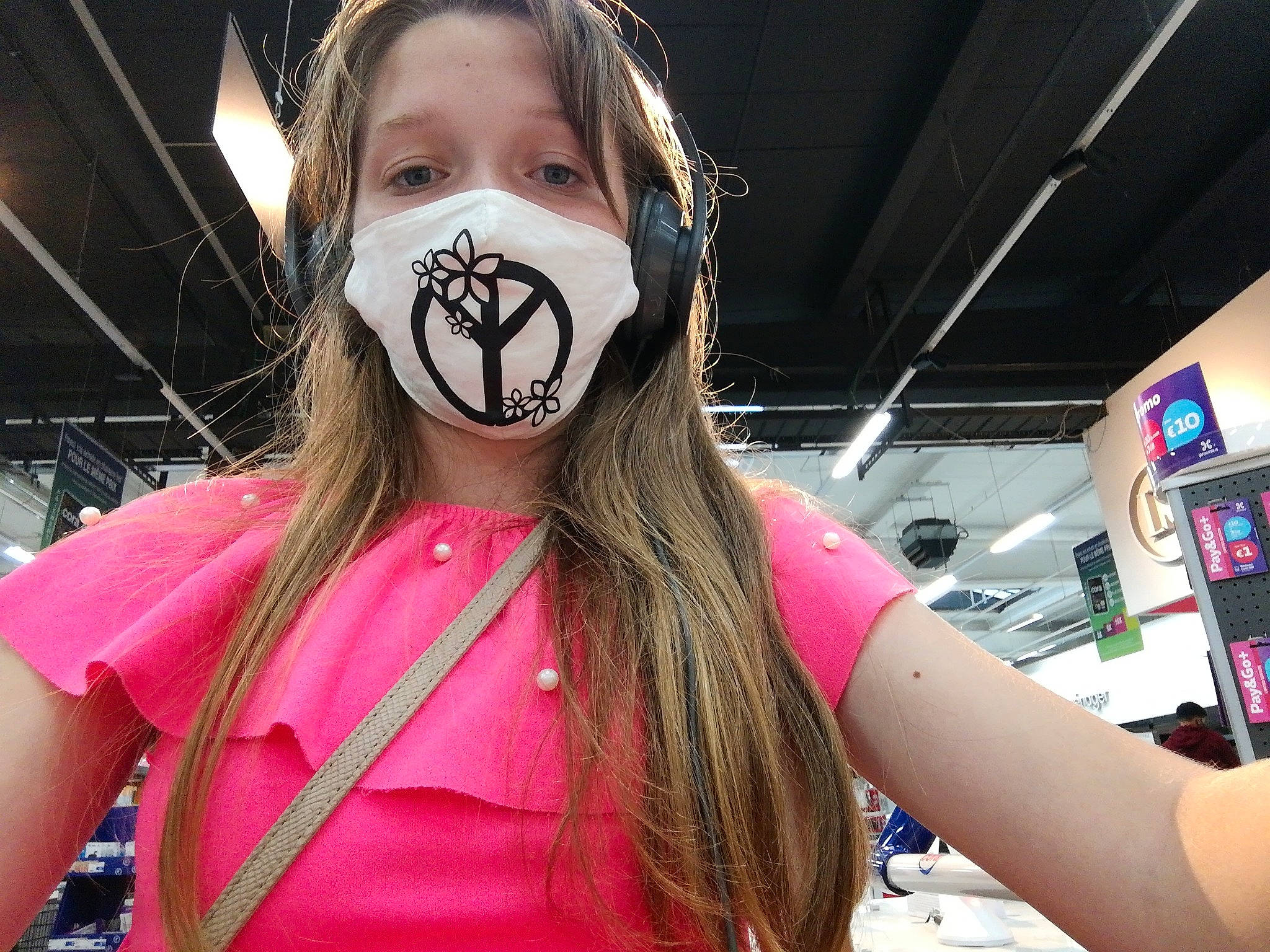 Loanna a rejoint le concours — aidez-le/la à gagner de superbes lots ! cool, costume, face, flesh, hair, head, long_hair, mask, moustache, mouth, neck, nose, person, pink