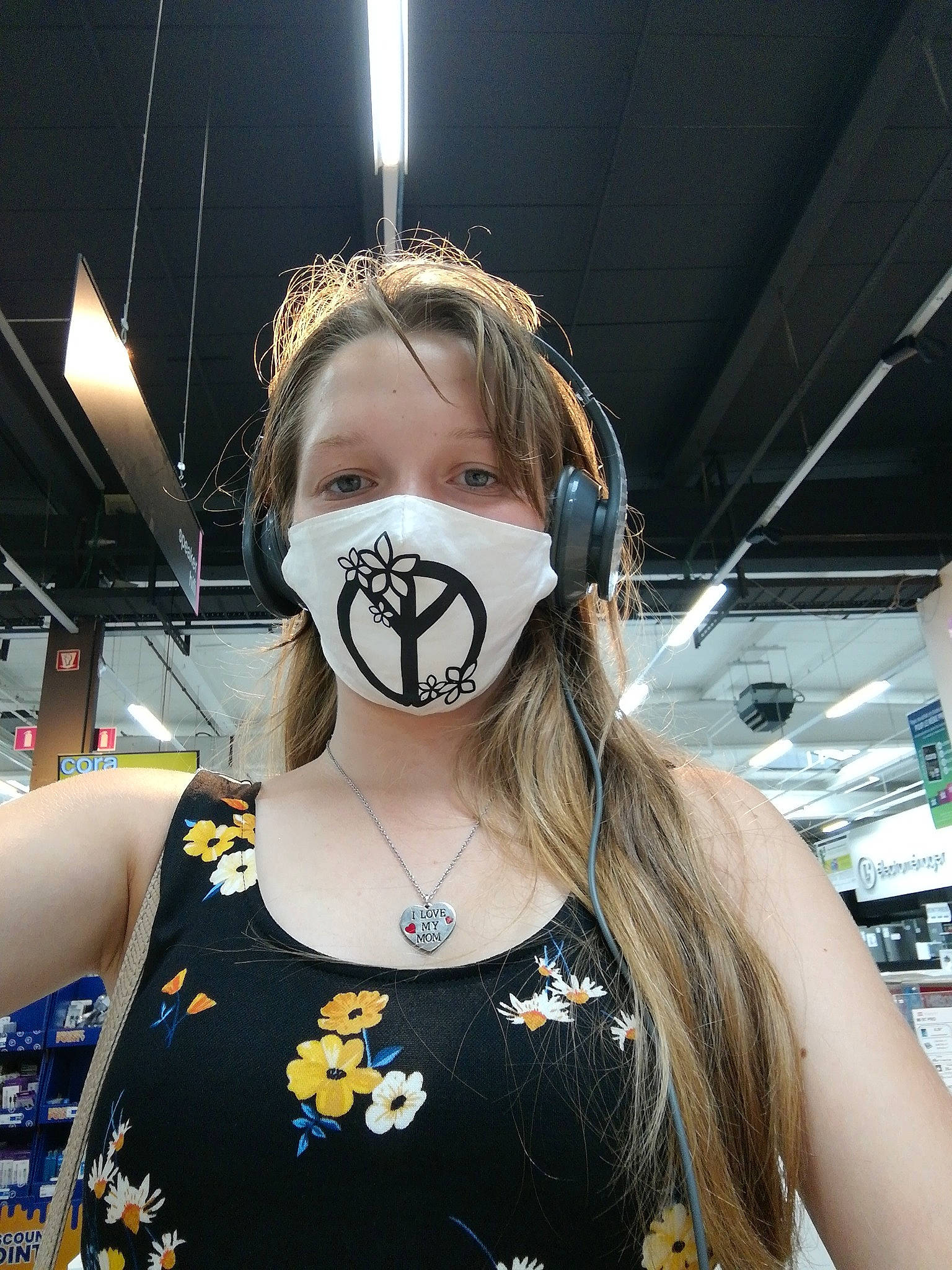 Loanna participe au concours pour gagner de l'argent avec cette photo : cool, ear, eye, eyewear, face, fashion, fun, glasses, head, neck, person, personal_protective_equipment, photography, tattoo, technology