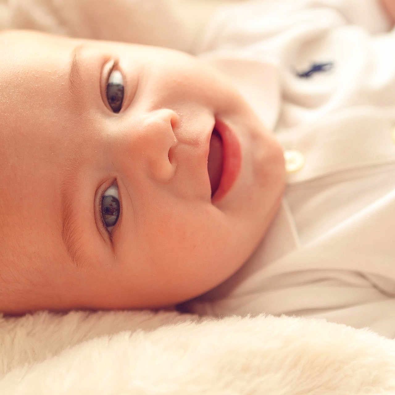 Timaë participe au concours pour gagner de l'argent avec cette photo : baby, babylaughing, bodypart, face, happy, head, laughing, mouth, newborn, person, photography, portrait, smile