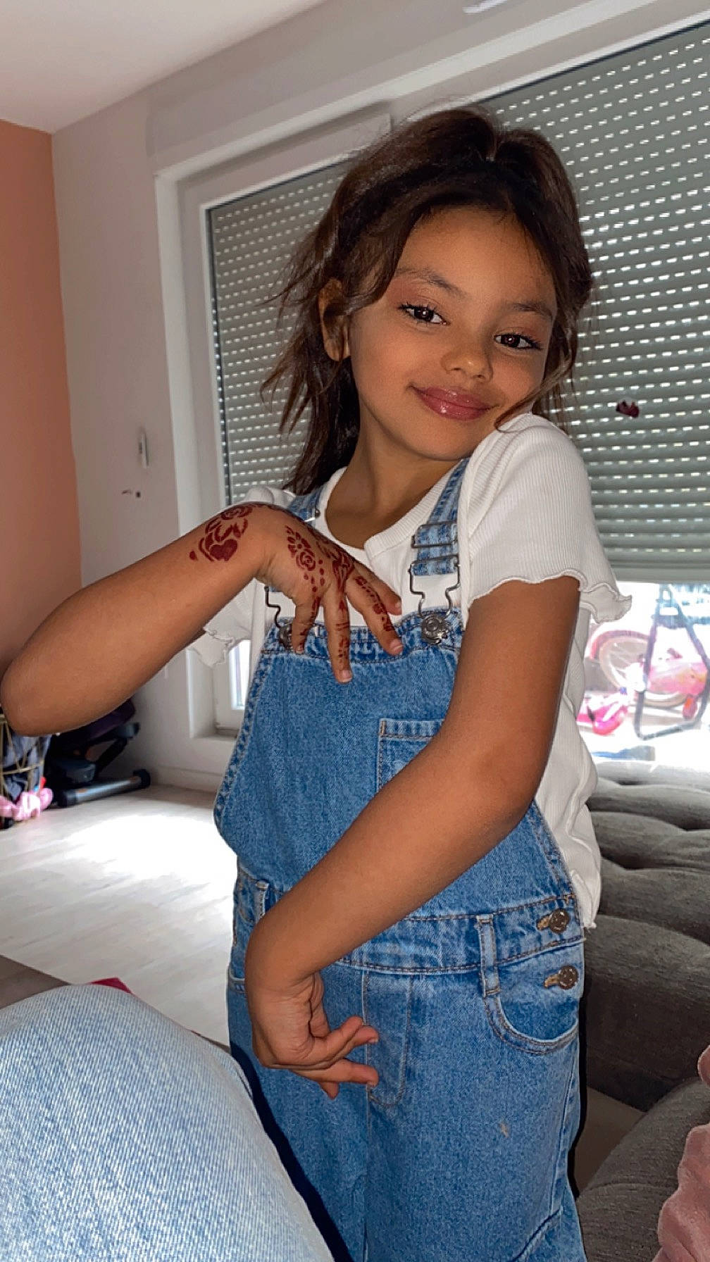 Hina participe au concours pour gagner de l'argent avec cette photo : comfort, elbow, electric_blue, fashion, finger, fun, hair, hairstyle, happy, human_leg, joint, joy, knee, muscle, person, shoulder, skin, sleeve, smile, thigh