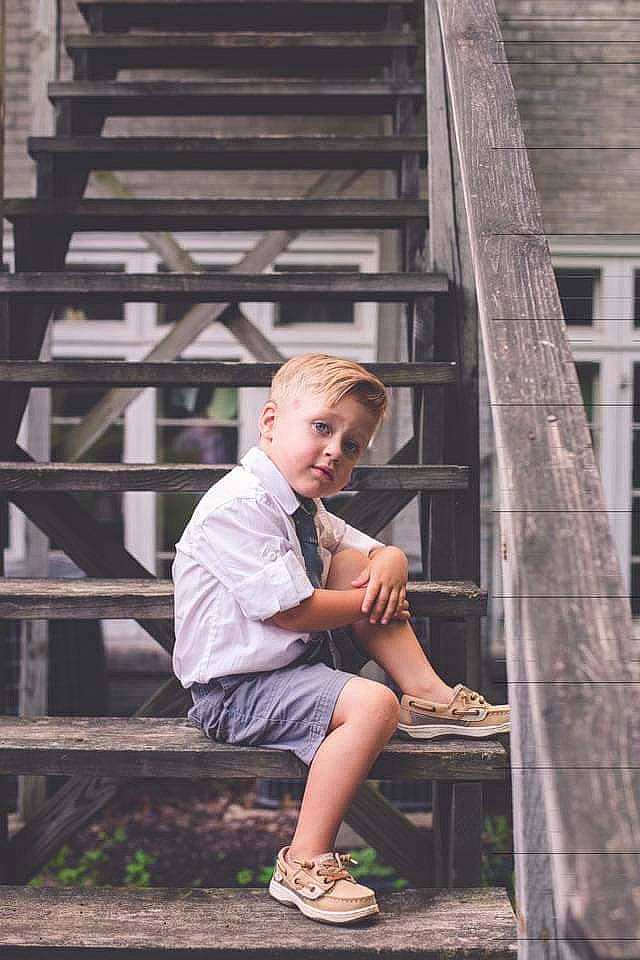 Cruz is registered to the contest to win money with this photo: person, photograph, photography, portrait_photography, shoe, sitting