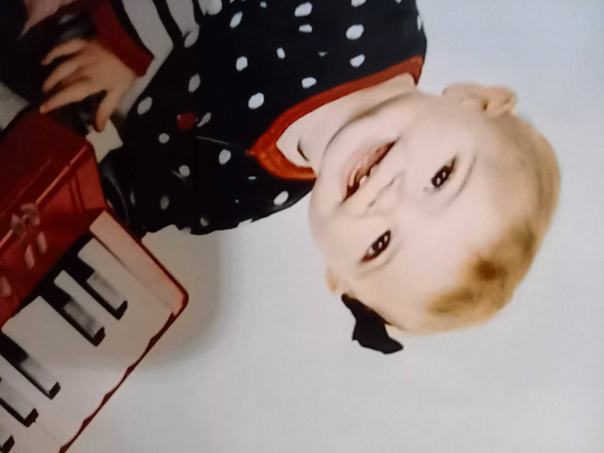 Cëleste participe au concours pour gagner de l'argent avec cette photo : arm, carmine, child, elbow, eyelash, eyewear, fashion_accessory, font, gesture, happy, headgear, joy, nail, pattern, person, portrait_photography, red, sleeve, street_fashion, toddler