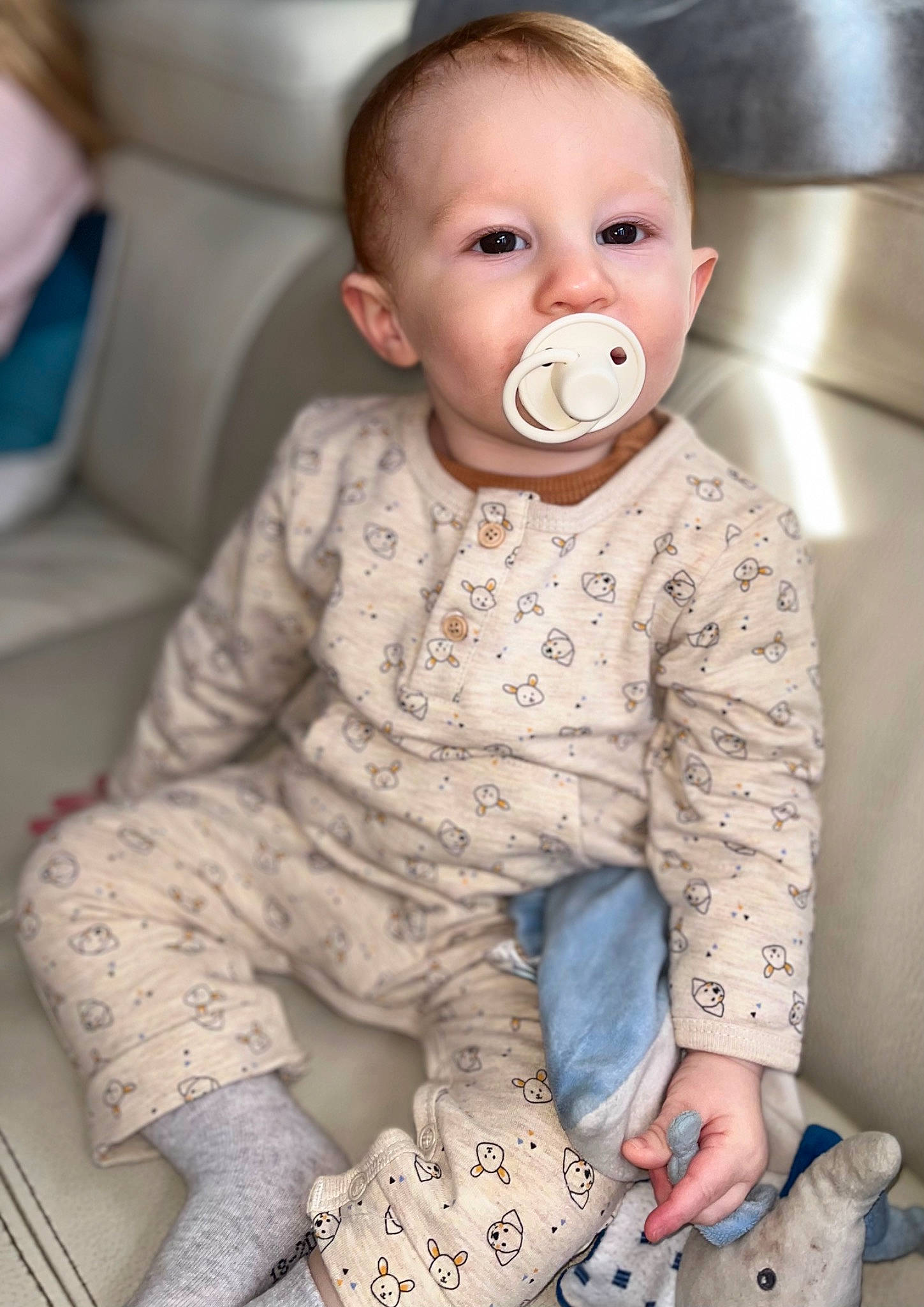 Noah a rejoint le concours — aidez-le/la à gagner de superbes lots ! baby, baby_products, baby_toddler_clothing, chair, cheek, child, comfort, happy, neck, pattern, person, personal_protective_equipment, portrait_photography, sitting, skin, sleeve, thigh, toddler, white