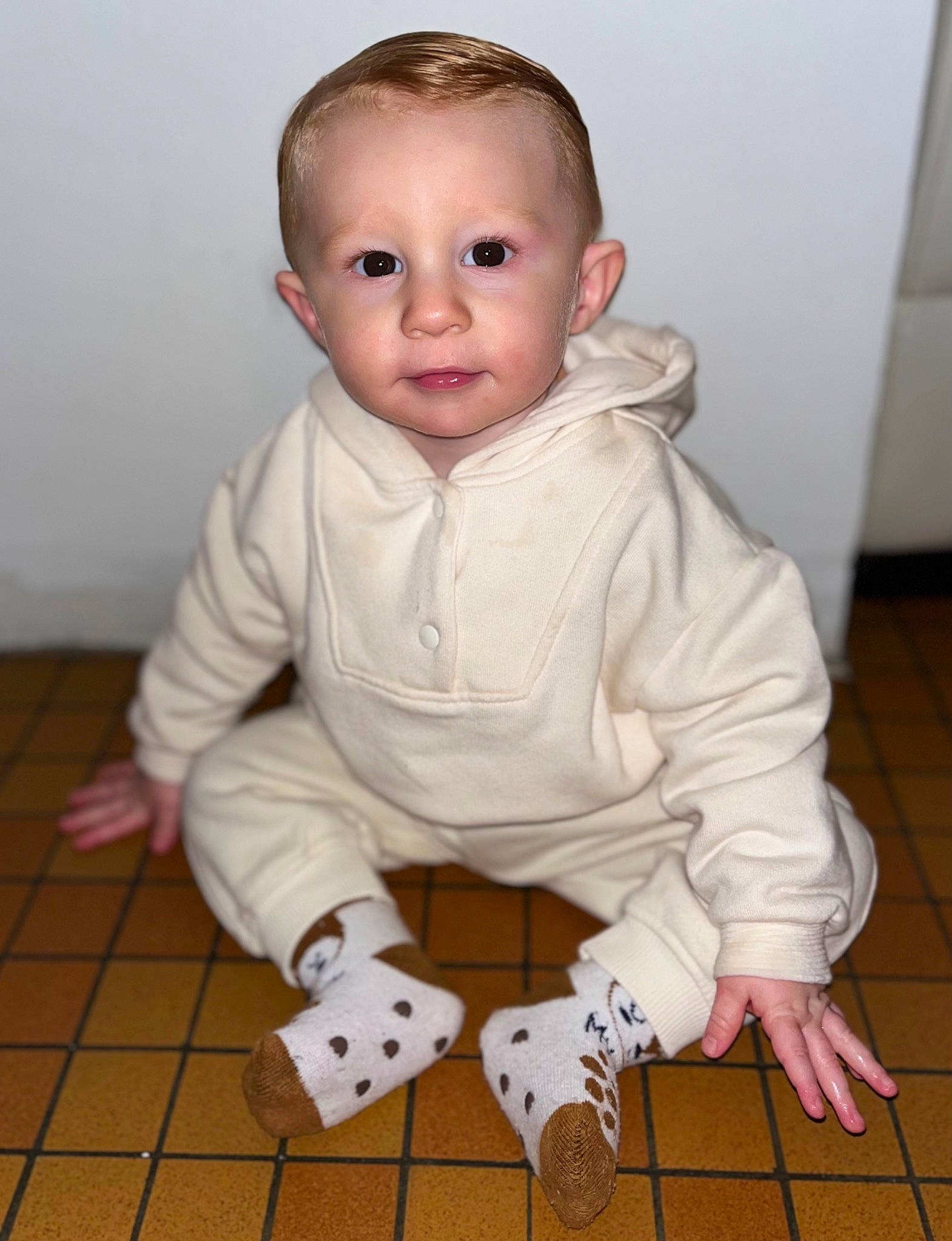 Noah participe au concours pour gagner de l'argent avec cette photo : baby, baby_toddler_clothing, cheek, child, collar, comfort, eye, floor, flooring, fur, hardwood, human_body, iris, lip, nose, pattern, person, sitting, sleeve, toddler