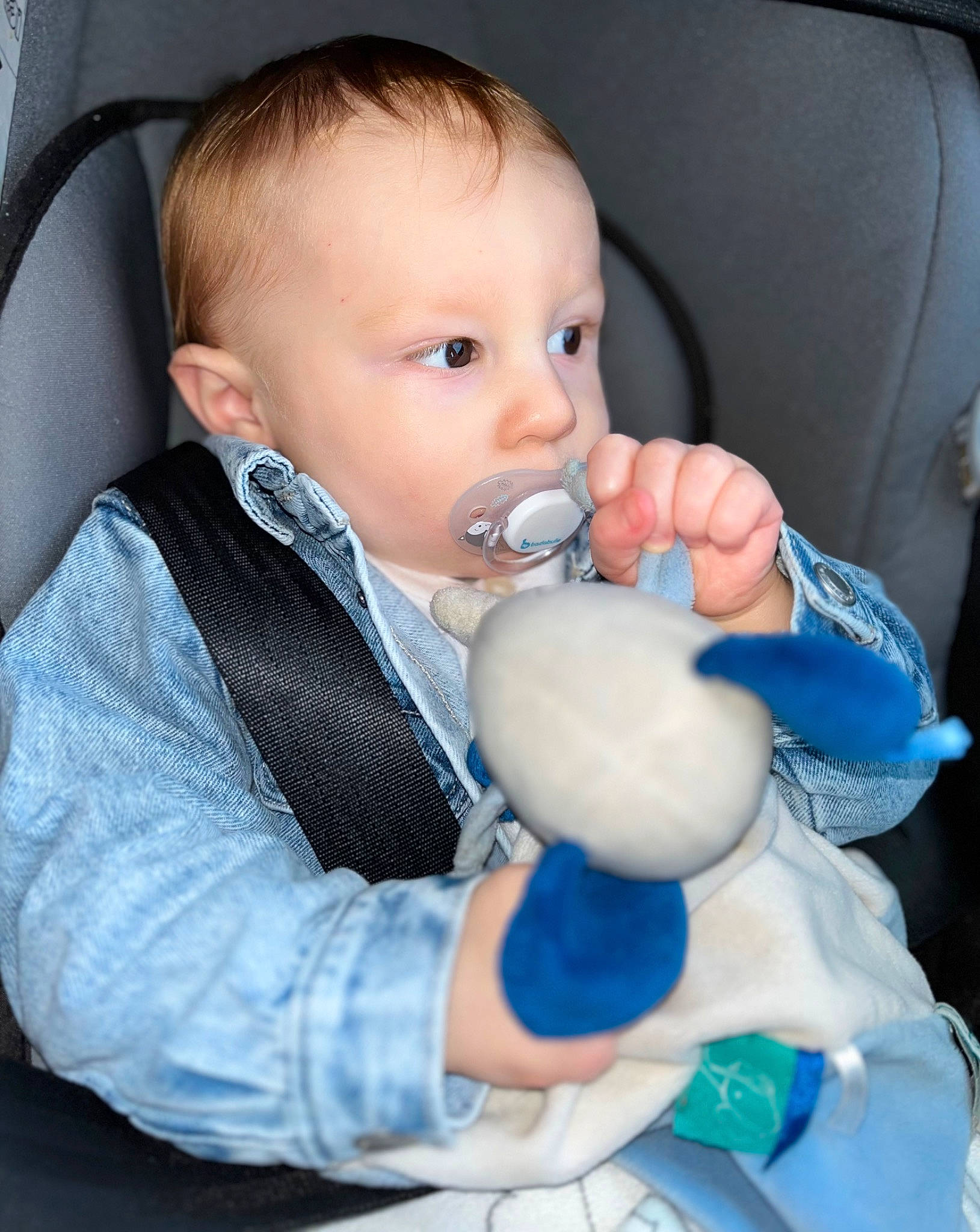 Noah participe au concours pour gagner de l'argent avec cette photo : arm, baby, baby_products, baby_toddler_clothing, chair, cheek, child, comfort, ear, finger, hand, happy, iris, nose, person, product, sitting, skin, thumb, tie