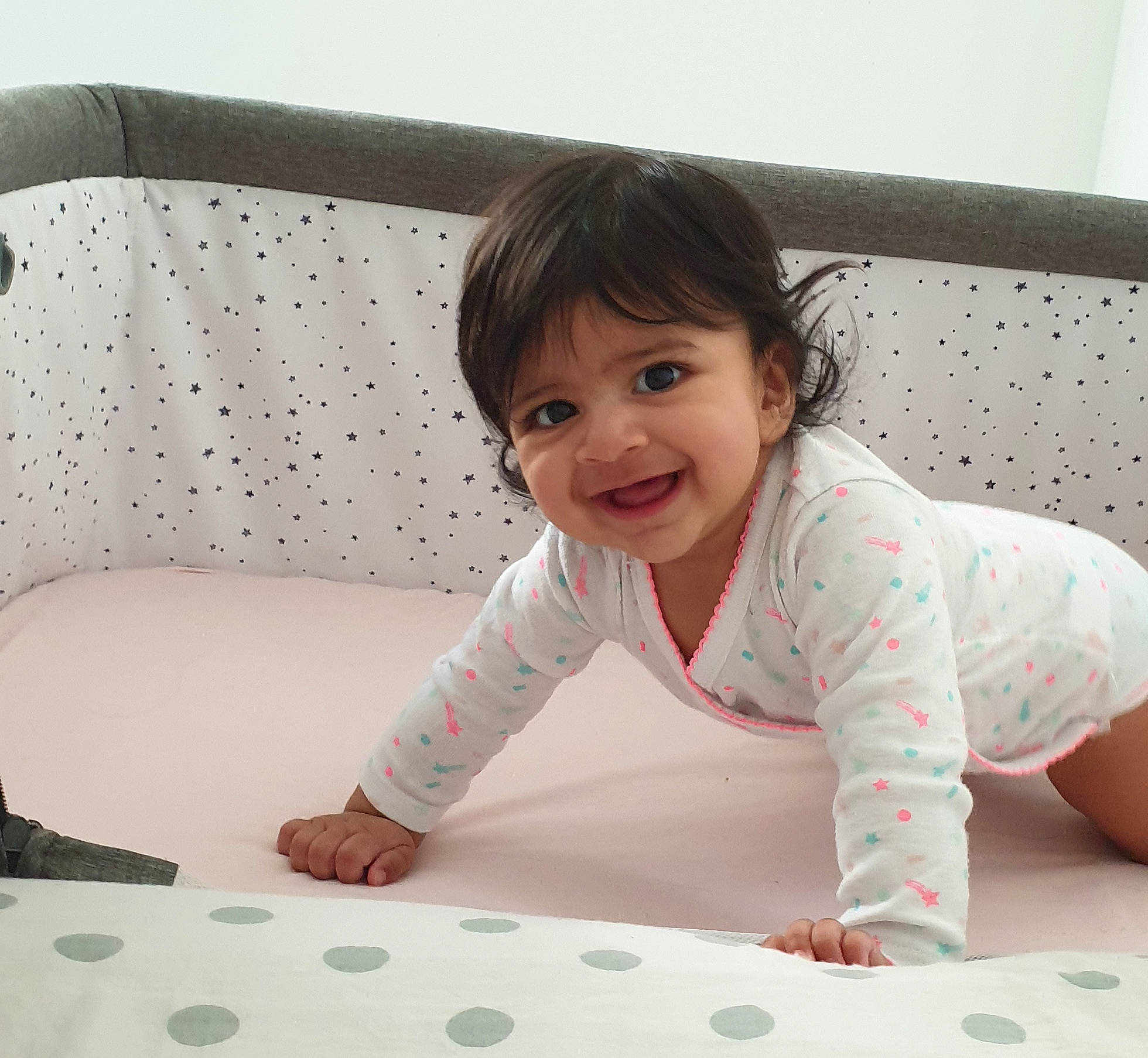 Amyra a rejoint le concours — aidez-le/la à gagner de superbes lots ! arm, baby, baby_products, baby_toddler_clothing, beauty, child, crawling, design, floor, joy, pajamas, pattern, person, play, product, sitting, skin, sleeve, toddler, tummy_time