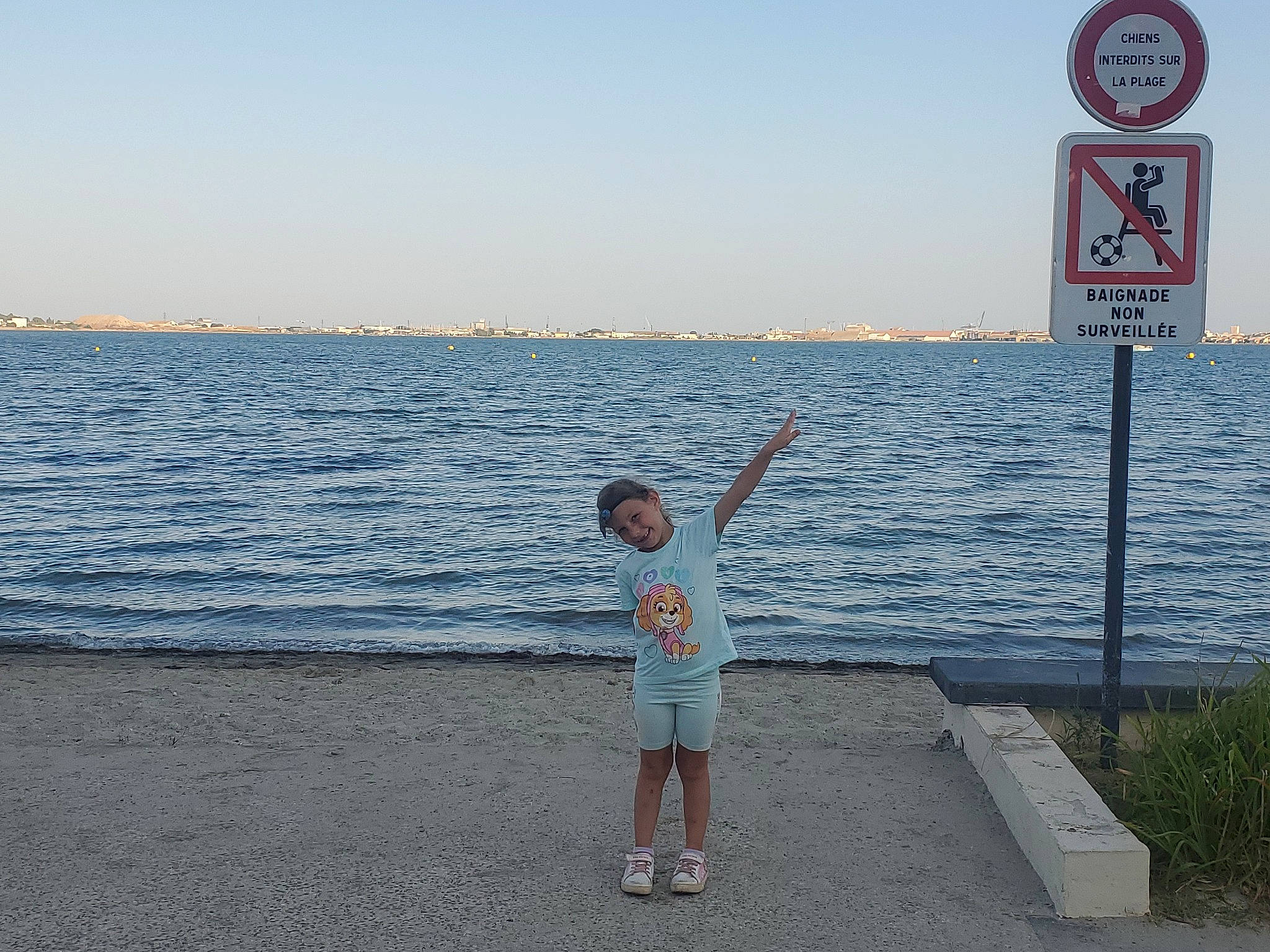 Oceane a rejoint le concours — aidez-le/la à gagner de superbes lots ! beach, coast, fun, happy, headwear, horizon, joy, lake, leisure, ocean, person, plant, pole, recreation, shorts, sign, sky, toddler, tourism, traffic_sign