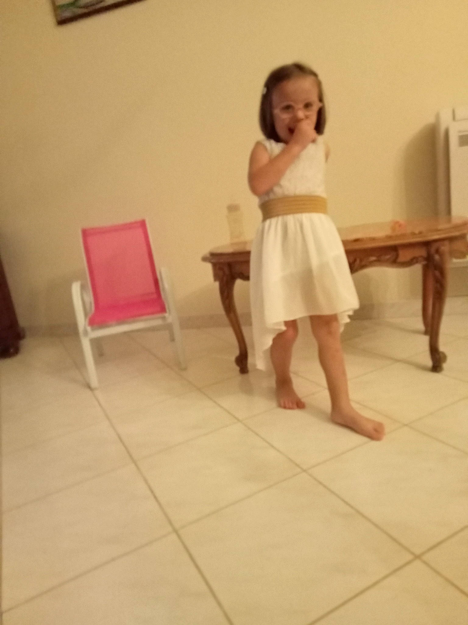 Inaya participe au concours pour gagner de l'argent avec cette photo : barefoot, chair, event, floor, flooring, foot, fun, furniture, hardwood, human_leg, knee, leg, person, picture_frame, room, sitting, table, thigh, tile_flooring, toddler