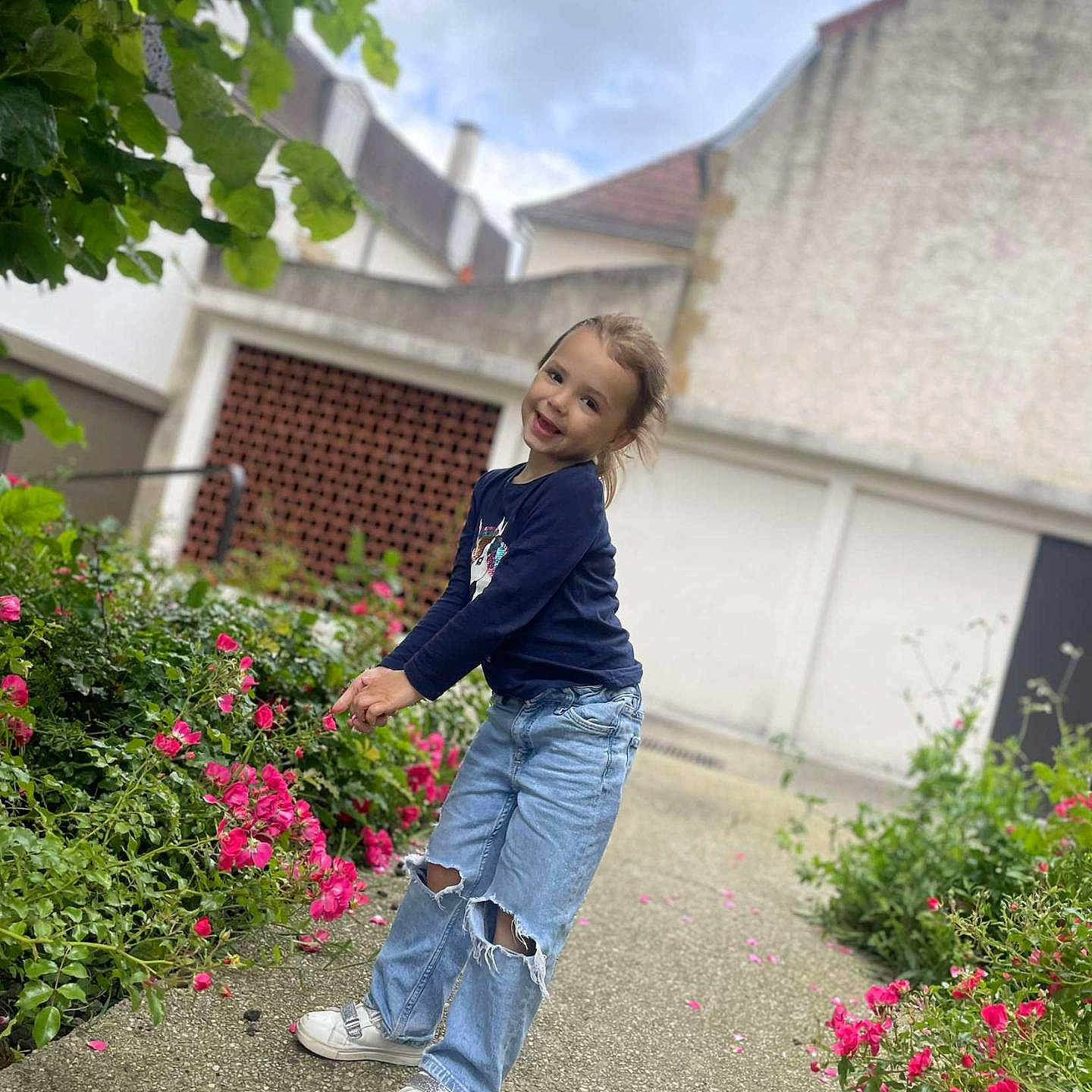 Malya a rejoint le concours — aidez-le/la à gagner de superbes lots ! blackhair, child, clothing, female, flower, geranium, girl, hair, herbal, herbs, jeans, nature, outdoors, pants, person, plant, sitting, sleeve, standing, yard