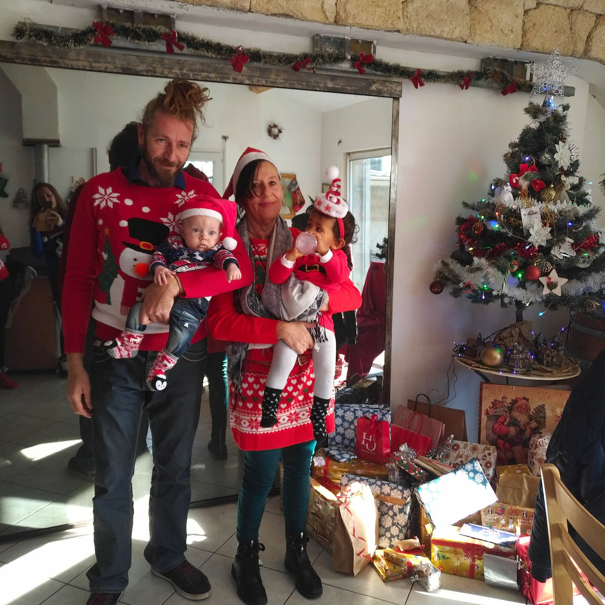 Yourick participe au concours pour gagner de l'argent avec cette photo : christmas, christmas_decoration, christmas_eve, christmas_ornament, christmas_tree, event, fictional_character, fur, holiday, holiday_ornament, interior_design, jeans, joy, lap, leg, living_room, ornament, person, red, santa_claus