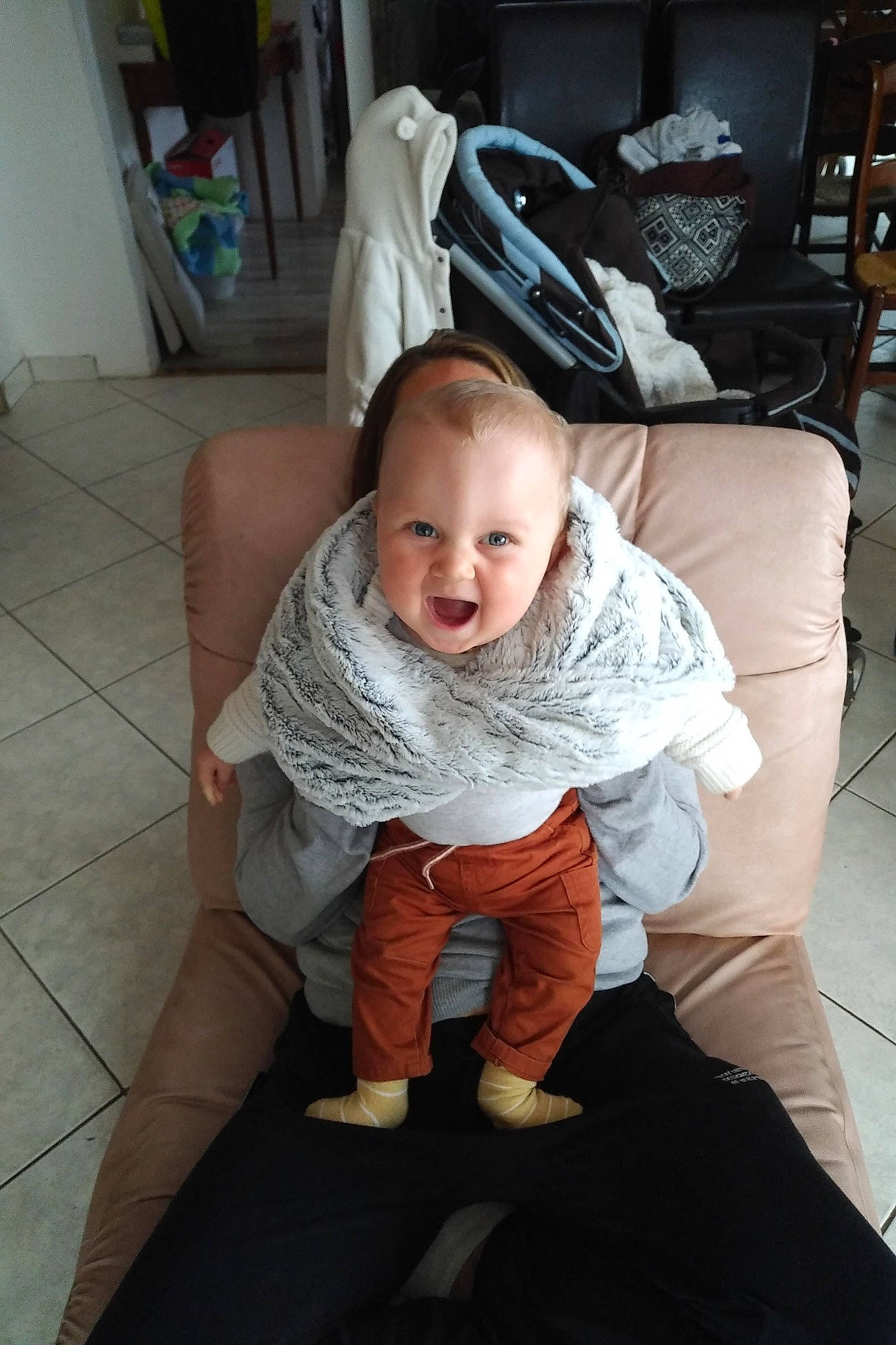 Yourick participe au concours pour gagner de l'argent avec cette photo : baby, baby_products, baby_toddler_clothing, cheek, child, comfort, flash_photography, floor, flooring, foot, fun, happy, hardwood, human_leg, leg, person, room, sitting, smile, toddler