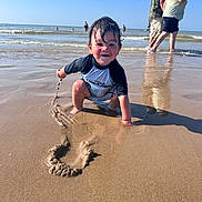 Marceau a rejoint le concours — aidez-le/la à gagner de superbes lots ! toddler, child, beach, sand, water, ocean, waves, wet_hair, swim_shirt, disney, playing, happy, squatting, sunny, blue_sky, reflection, people, walking, summer, outdoor