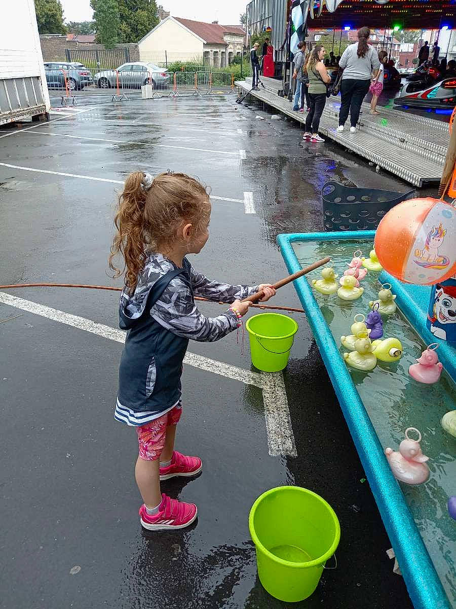 Lilly participe au concours pour gagner de l'argent avec cette photo : adult, car, child, city, clothing, female, footwear, girl, jeans, machine, pants, person, road, shoe, street, transportation, urban, vehicle, wheel, woman