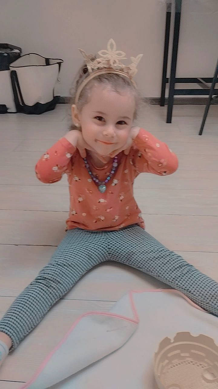 Lilly a rejoint le concours — aidez-le/la à gagner de superbes lots ! accessories, child, clothing, costume, crown, face, female, girl, head, hosiery, jewelry, necklace, pants, person, photography, portrait, sitting, sleeve, sock, tiara