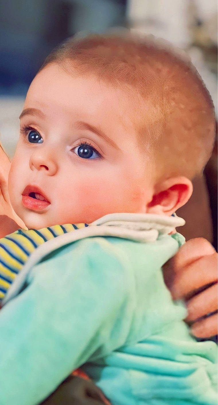 Arsène participe au concours pour gagner de l'argent avec cette photo : baby, baby_toddler_clothing, cheek, child, chin, close_up, comfort, eyebrow, eyelash, flash_photography, fun, gesture, happy, lip, mouth, nose, person, sitting, skin, thumb