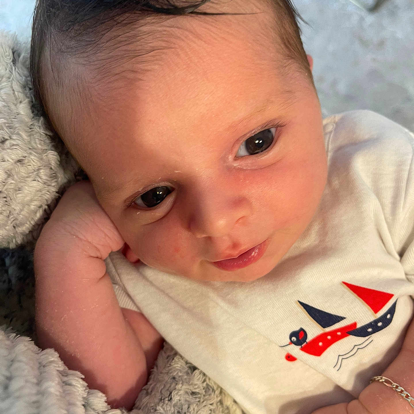 Emes participe au concours pour gagner de l'argent avec cette photo : adorable, baby, blanket, bracelet, closeup, clothing, cute, expression, eyes, face, hand, indoors, infant, lying_down, newborn, onesie, portrait, skin, sleepy, soft