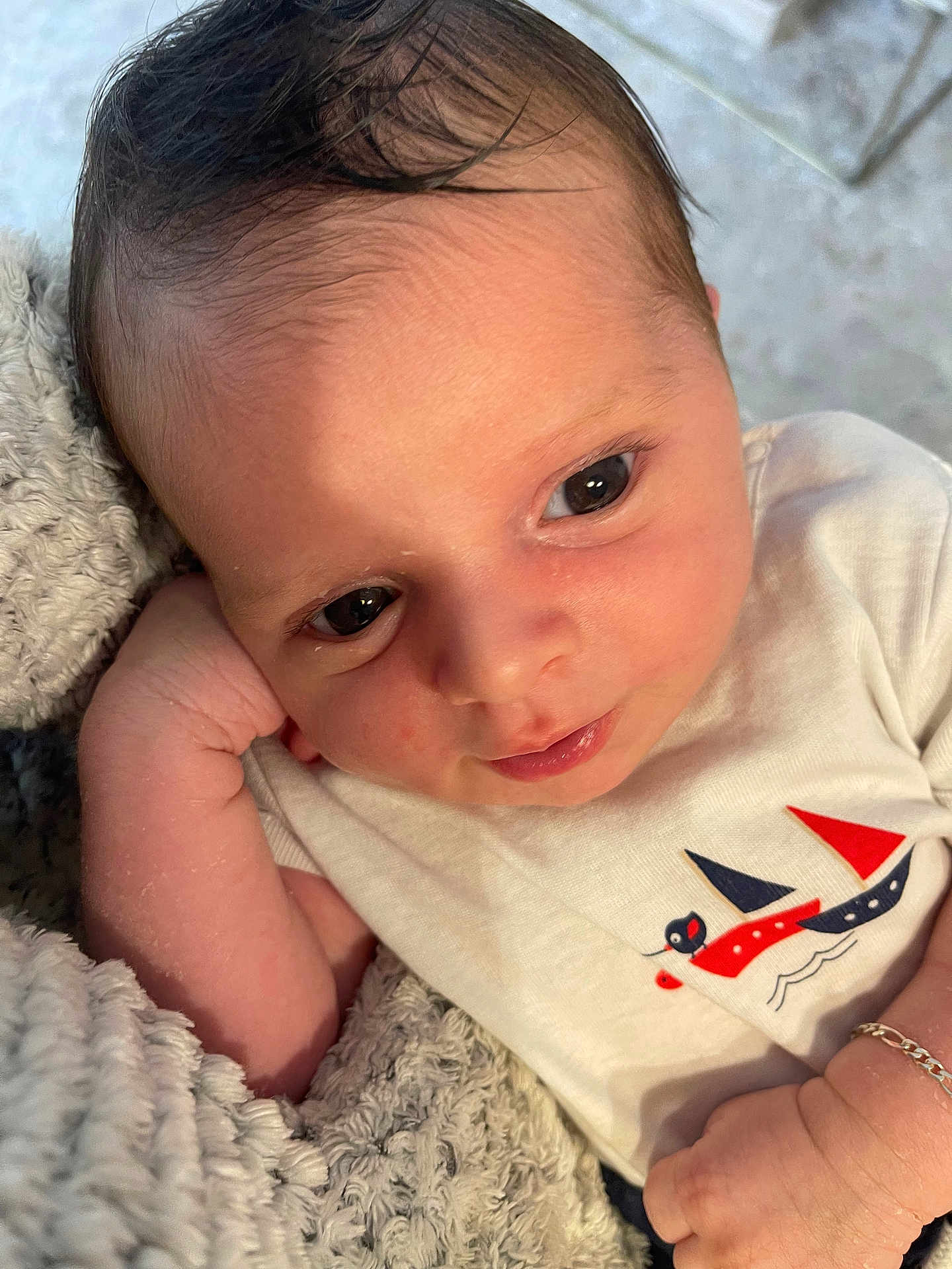Emes participe au concours pour gagner de l'argent avec cette photo : baby, infant, face, eyes, blanket, clothing, onesie, hand, skin, cute, portrait, closeup, sleepy, soft, newborn, expression, lying_down, indoors, adorable, bracelet