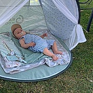 Arthur participe au concours pour gagner de l'argent avec cette photo : baby, blanket, cap, child, comfort, furniture, garden, grass, lawn, mesh, outdoor, pacifier, playtime, relaxing, shade, stone_wall, summer, sunlight, tent, toy