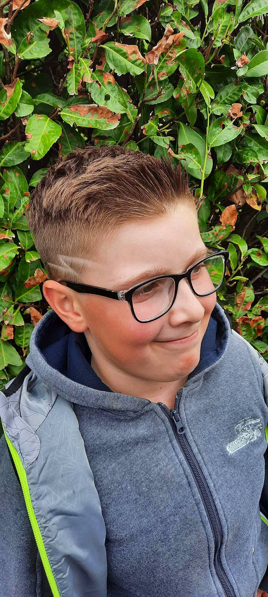 Loïs participe au concours pour gagner de l'argent avec cette photo : chin, eye, eyebrow, eyewear, face, forehead, glasses, grass, hair, hairstyle, happy, head, jaw, joy, leaf, lip, neck, nose, person, plant