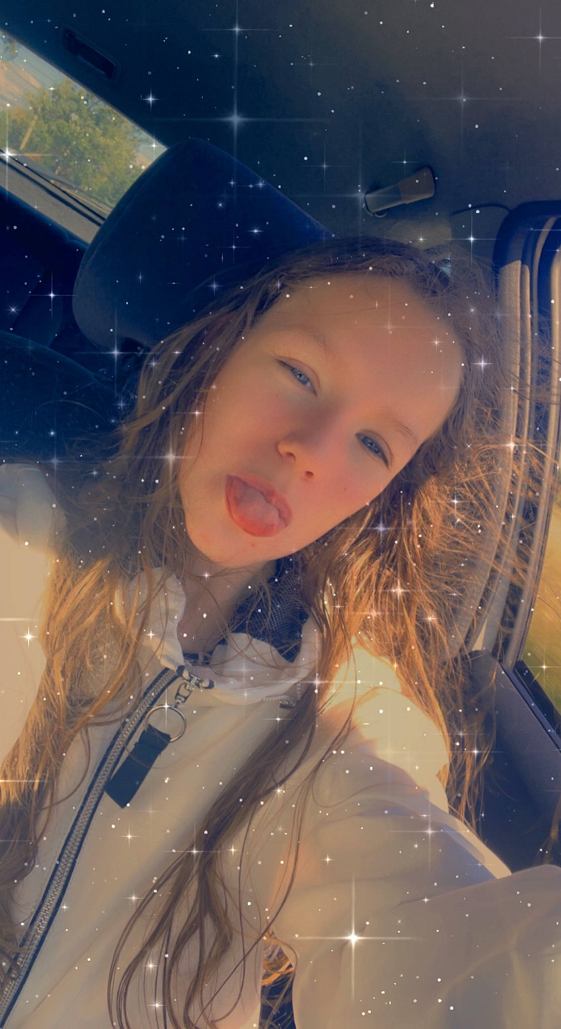 Lea a rejoint le concours — aidez-le/la à gagner de superbes lots ! automotive_lighting, black_hair, blond, cool, electric_blue, eyebrow, eyelash, eyewear, facial_expression, flash_photography, freezing, fun, lip, long_hair, outerwear, person, snow, space, tints_and_shades, vehicle_door