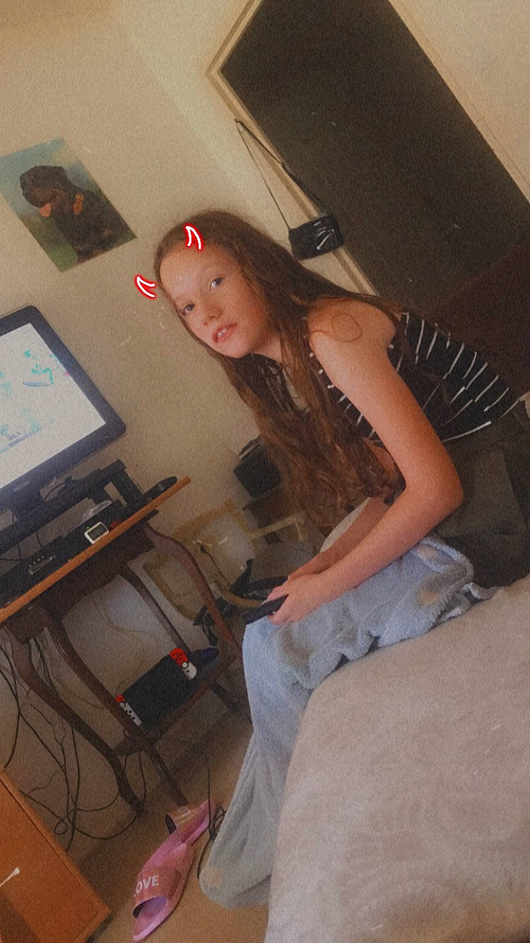 Lea participe au concours pour gagner de l'argent avec cette photo : audio_equipment, comfort, elbow, flash_photography, flooring, fun, home_appliance, human_leg, joint, knee, leg, long_hair, person, room, shoulder, smile, standing, t_shirt, thigh, trunk