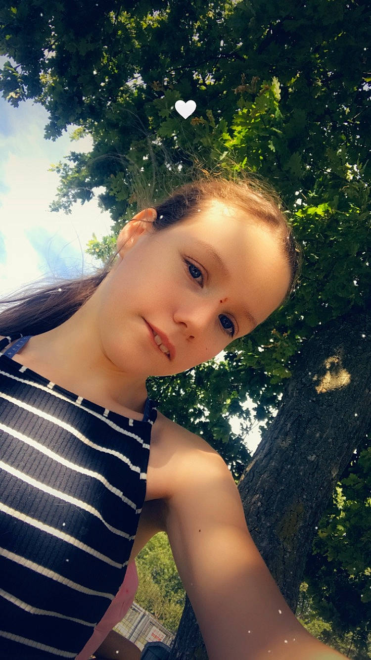 Lea participe au concours pour gagner de l'argent avec cette photo : black_hair, child, chin, flash_photography, fun, grass, hair, hairstyle, happy, head, leaf, leisure, lip, people_in_nature, person, plant, sitting, sunlight, t_shirt, toddler