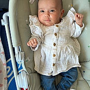 Giulia a rejoint le concours — aidez-le/la à gagner de superbes lots ! baby, baby_seat, blue_jeans, child, clothing, comfort, crescent_moon, cute, fabric, face, head, indoor, infant, lying_down, newborn, person, plush_toy, resting, socks, white_top