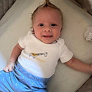 Arthur participe au concours pour gagner de l'argent avec cette photo : baby, baby_boy, baby_clothes, blue_pants, child, cute, cute_hairstyle, face, giraffe_print, happy, indoors, infant, lying_down, mohawk, numbers, person, portrait, smiling, soft_surface, white_shirt