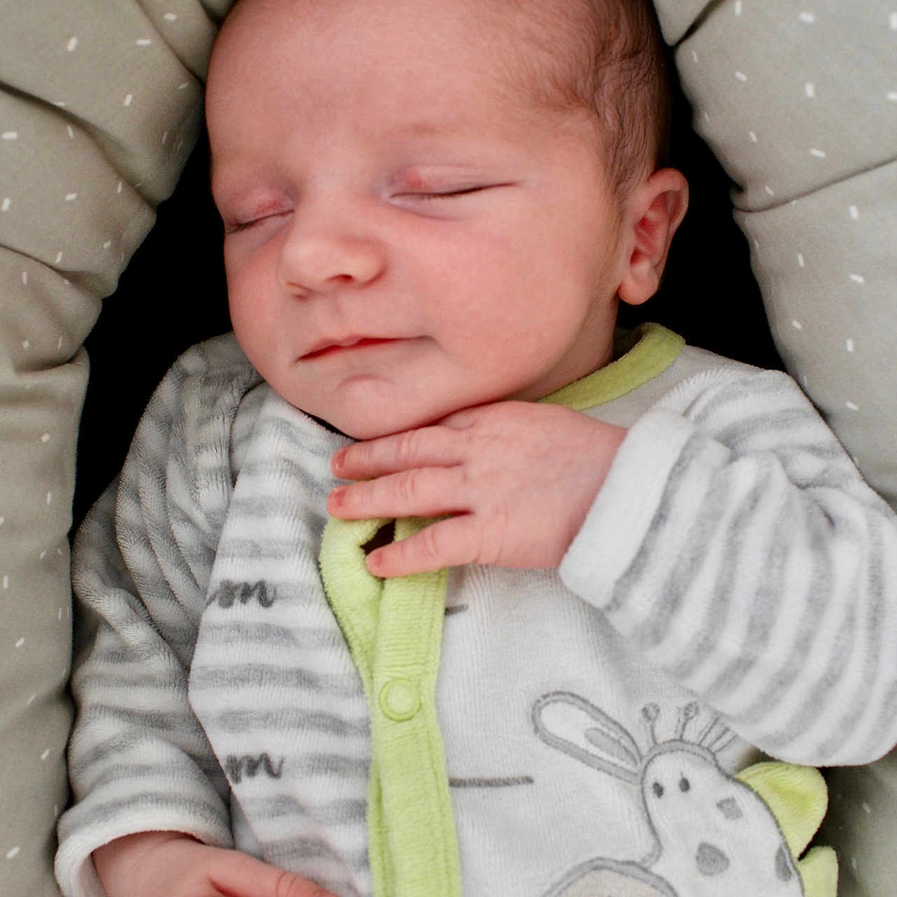 Ezio a rejoint le concours — aidez-le/la à gagner de superbes lots ! baby, child, close_up, comfort, cozy, cushion, cute, face, giraffe_design, hand, indoors, infant, newborn, onesie, peaceful, portrait, resting, sleeping, soft_lighting, striped_clothing