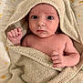 Ezio a rejoint le concours — aidez-le/la à gagner de superbes lots ! baby, infant, towel, hooded_towel, wrapped, blanket, stars, expression, curious, fist, skin, portrait, child, cute, newborn, soft, texture, lying_down, indoors, close_up